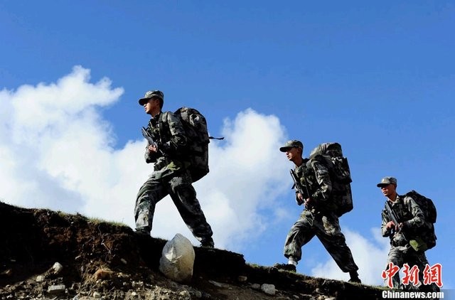 Binh sĩ Trung Quốc đi tuần ở Tây Tạng